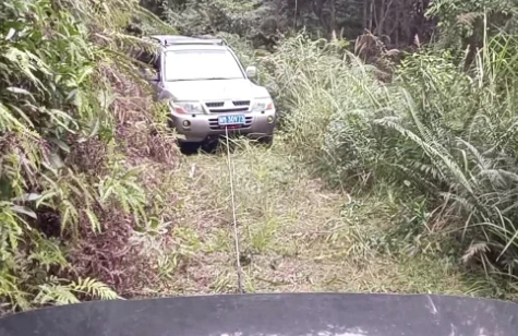 青年志(zhì)愿突击队用(yòng)手摇绞盘救出深陷泥路的越野車(chē)